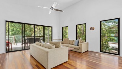 3 Naiad Court - Rainbow Shores. Walk to beach. Heated outdoor spa