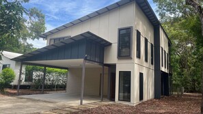 Exterior - 3 Naiad Court - Rainbow Shores. Walk to beach. Heated outdoor spa (Rainbow Beach)