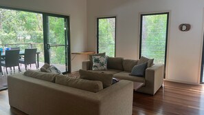 TV, DVD player - 3 Naiad Court - Rainbow Shores. Walk to beach. Heated outdoor spa (Rainbow Beach)