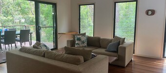 3 Naiad Court - Rainbow Shores. Walk to beach. Heated outdoor spa