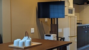 Frigorifero, microonde, piano cottura, pentole/stoviglie/utensili