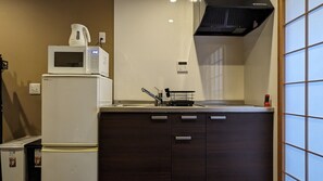 Kjøleskap, mikrobølgeovn, kokeplater og kjøkkenutstyr