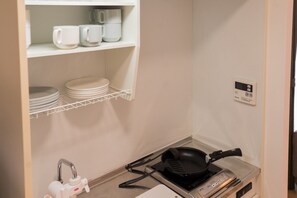 Kühlschrank, Mikrowelle, Herdplatte, Kochgeschirr/Geschirr/Besteck