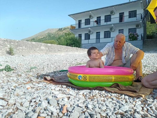 Een privéstrand, een strandbar
