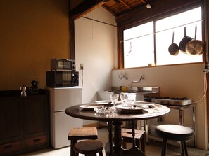 Fridge, microwave, stovetop, cookware/dishes/utensils - Higashi Matsuyamachi East 7 minutes from Gojo St / Kyoto Kyōto (Kyoto)