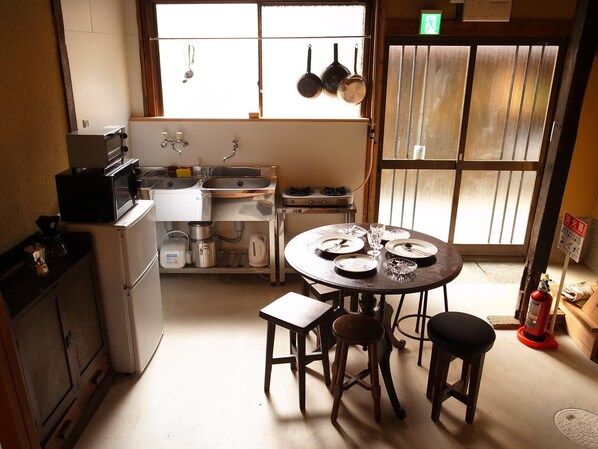 Fridge, microwave, stovetop, cookware/dishes/utensils - Higashi Matsuyamachi East 7 minutes from Gojo St / Kyoto Kyōto (Kyoto)