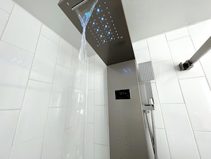 Dusche, Haartrockner, Handtücher, Toilettenpapier