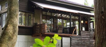 Pond Cabin Myoko is a house built on the banks of the national park Imori Pond - Pond Cabin / Myoko Niigata