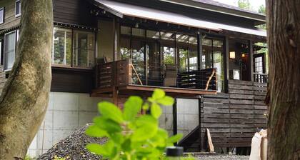 Pond Cabin Myoko is a house built on the banks of the national park Imori Pond - Pond Cabin / Myoko Niigata