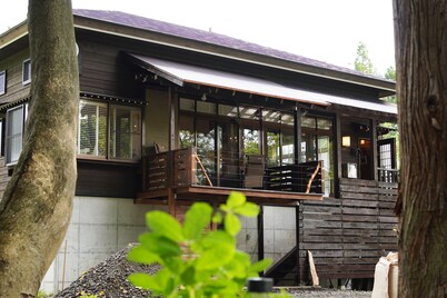 Pond Cabin Myoko is a house built on the banks of the national park Imori Pond - Pond Cabin / Myoko Niigata