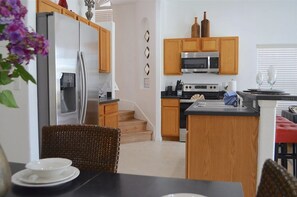 雪櫃、微波爐、焗爐、爐具