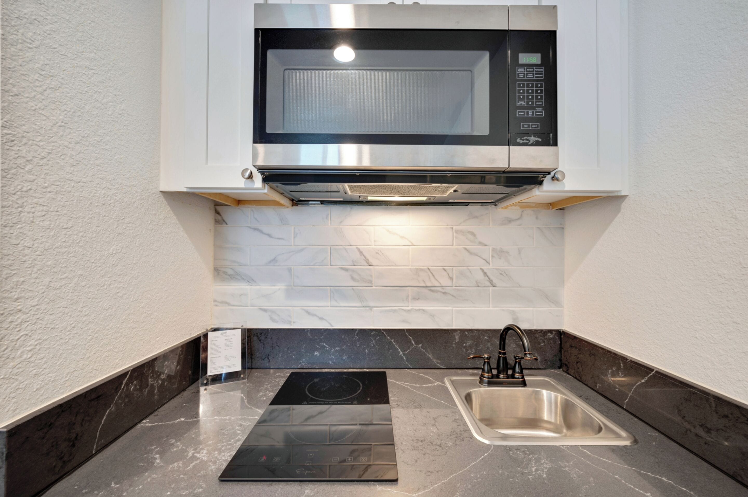 Grand réfrigérateur, micro-ondes, plaque de cuisson