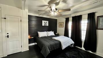 1 habitación, caja de seguridad en la habitación y escritorio