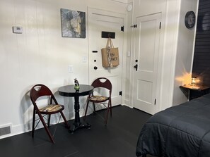1 sovrum, värdeförvaringsskåp på rummet och skrivbord