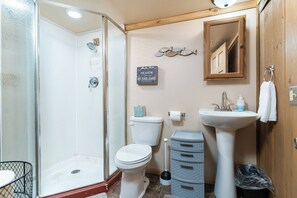 Een douche, handdoeken