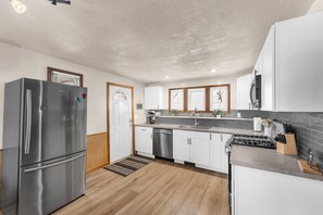 Réfrigérateur, four à micro-ondes, un four, surface de cuisson