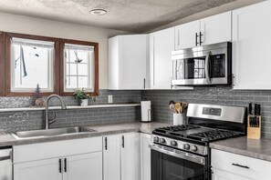 Refrigerador, microondas, horno y parrilla de estufa