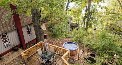 Sparta Hillside Cabin Hot tub Wi-Fi Dog Friendly