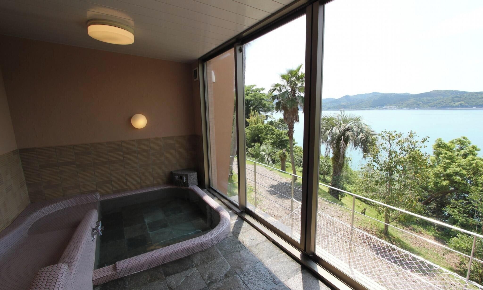 屋内スパ浴槽