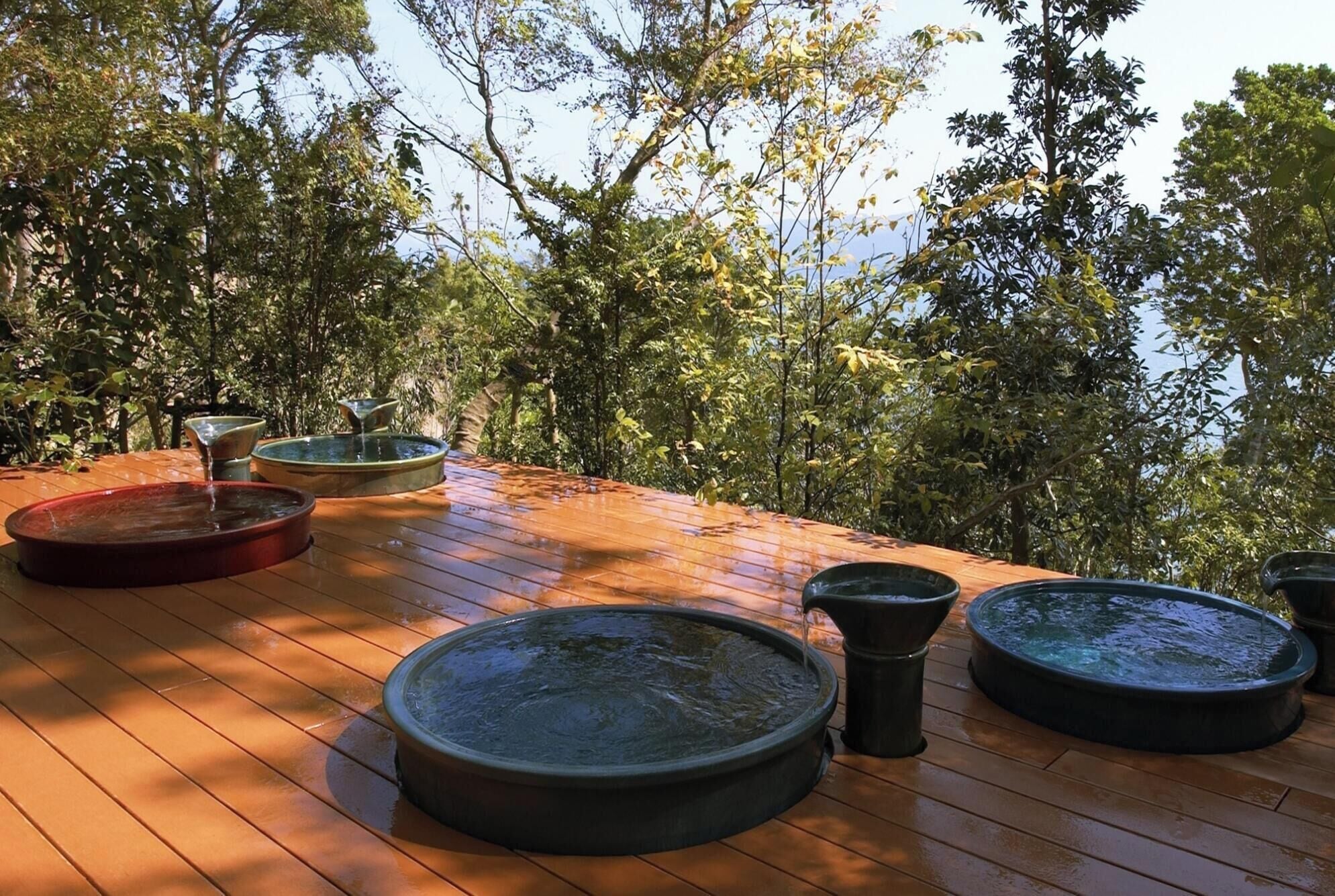 Outdoor spa tub