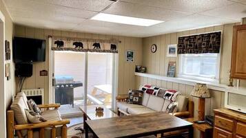 Televisión y chimenea