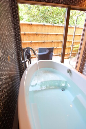 Secador de cabelo, toalhas de banho