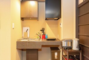 Refrigerador, microondas, parrilla de estufa y utensilios de cocina 