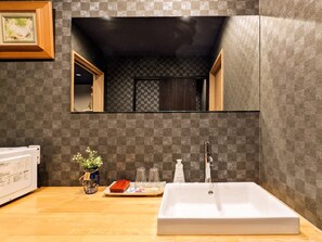 Secador de pelo y toallas