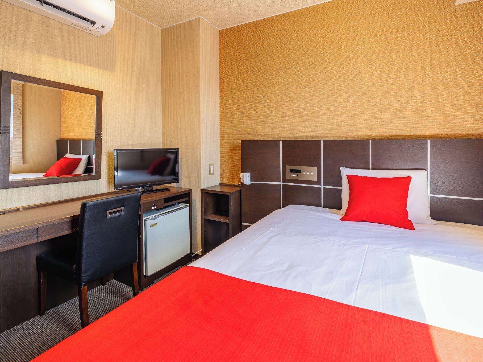 1 室のベッドルーム、デスク、アイロン / アイロン台、WiFi (無料)