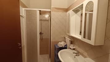 Een douche, een haardroger, een bidet, handdoeken