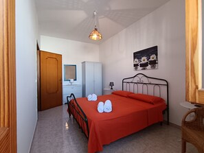 2 habitaciones, tabla de planchar con plancha y ropa de cama 