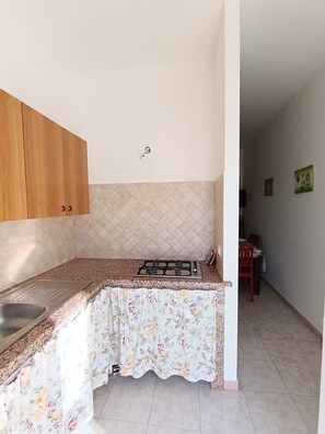 Refrigerador, parrilla de estufa, lavavajillas y cafetera y tetera 