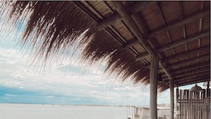 A wooden deck with benches overlooking a calm sea. - Laguna Garzón LODGE (José Ignacio)