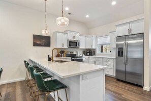 Fridge, microwave, oven, stovetop - Lakefront, RooftopDeck, HotTub, IndoorPool, Arcade (Branson)