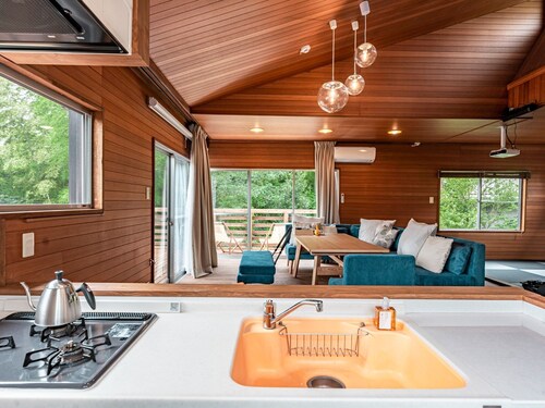 A rental villa with a large garden that doubles as a dog run surrounded by trees / Ito Shizuoka