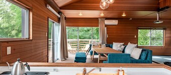 A rental villa with a large garden that doubles as a dog run surrounded by trees / Ito Shizuoka