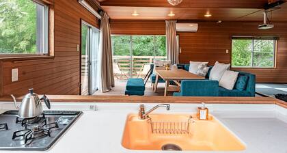 A rental villa with a large garden that doubles as a dog run surrounded by trees / Ito Shizuoka