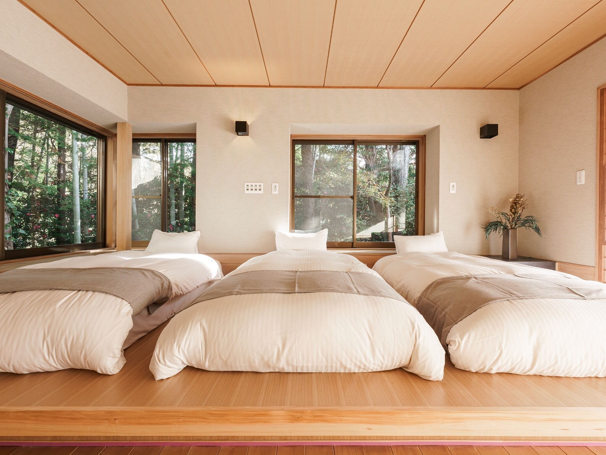 4 soverom, skrivebord, wi-fi (inkludert) og sengetøy