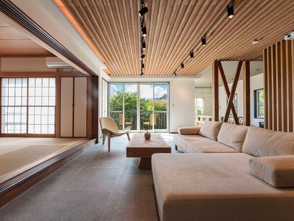 TV - A twostory detached house with a panoramic view of Lake Ashi / Ashigarashimogun Kanagawa (Ashigarashimogun)