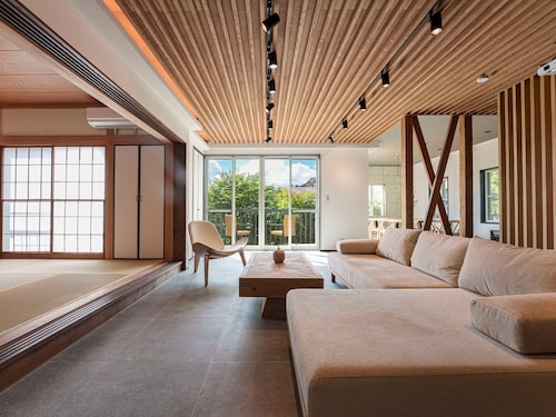 A twostory detached house with a panoramic view of Lake Ashi / Ashigarashimogun Kanagawa