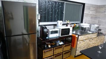 Fridge, microwave, stovetop, cookware/dishes/utensils