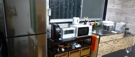 Fridge, microwave, stovetop, cookware/dishes/utensils