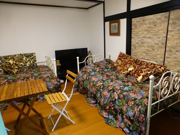 2 bedrooms, desk, free WiFi, bed sheets