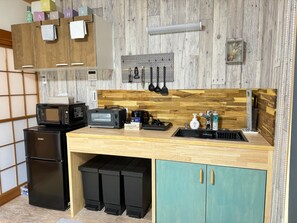 Réfrigérateur, micro-ondes, plaque de cuisson