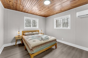 3 bedrooms, desk, free WiFi, bed sheets - BIG Hart Lakehouse Hot Tub near Silver Lake Dunes (Hart)