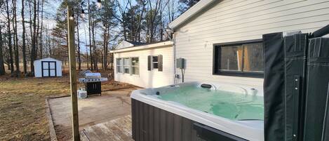 Banyera d'hidromassatge a l'aire lliure