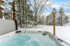 Outdoor spa tub - BIG Hart Lakehouse Hot Tub 10 miles to Silver Lake (Hart)