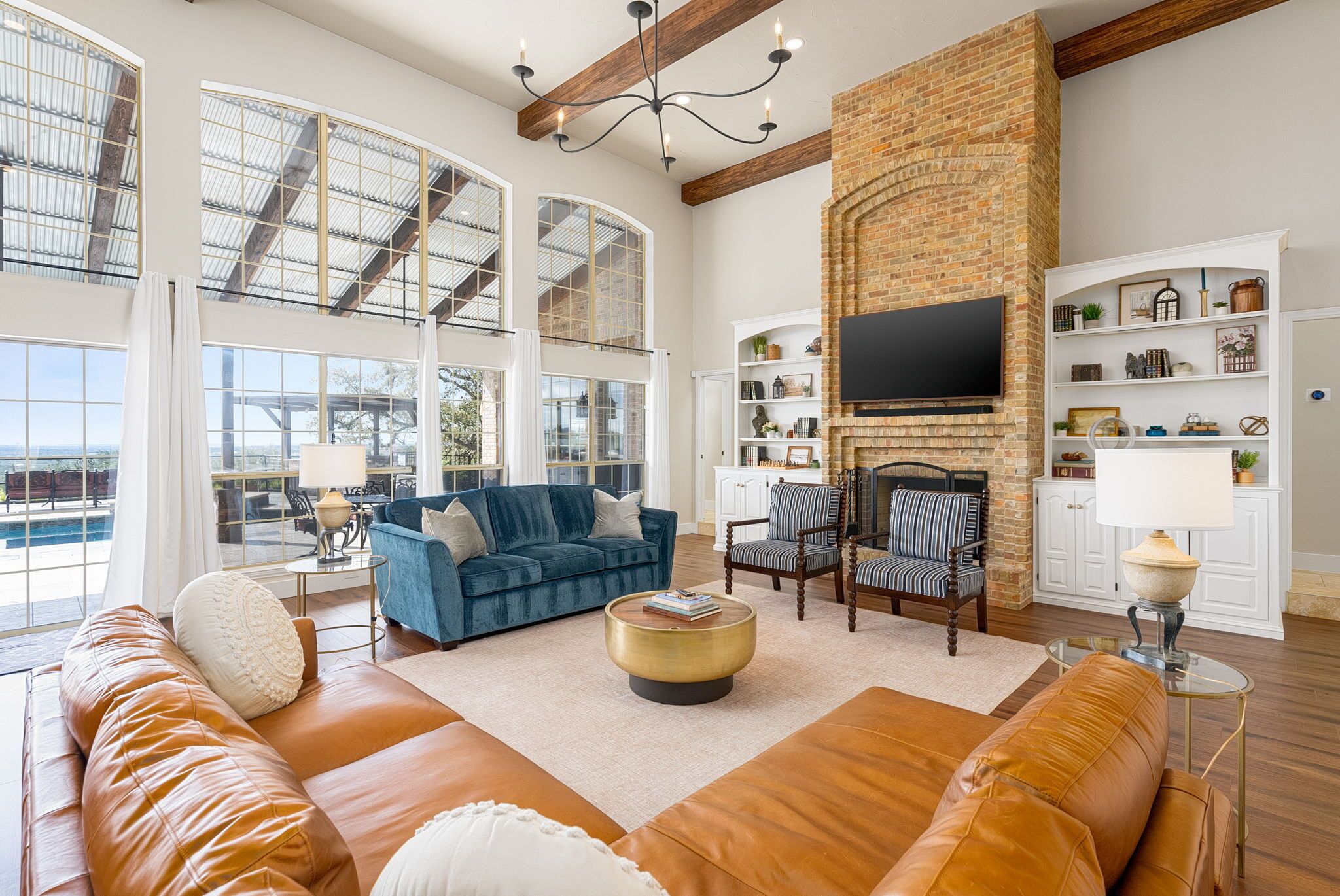 تلفزيون ذكي، مدفأة، كرة قدم الطاولة، تنس طاولة