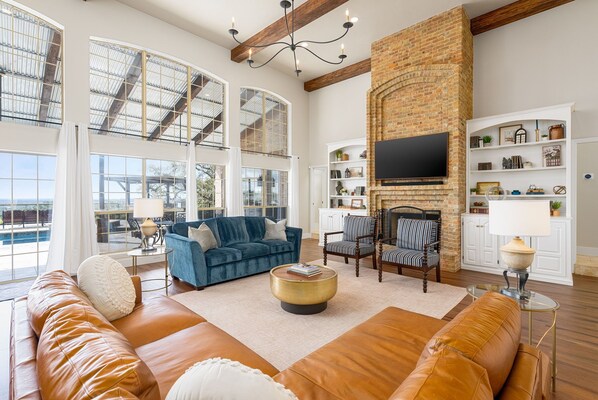 Smart TV, fireplace, table football, ping pong - Vista Estate: Luxurious Heatable Pool, Basketball Court, and City Views (Helotes)