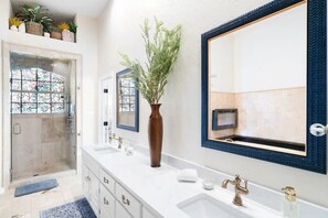 Dusche, Haartrockner, Bidet, Handtücher